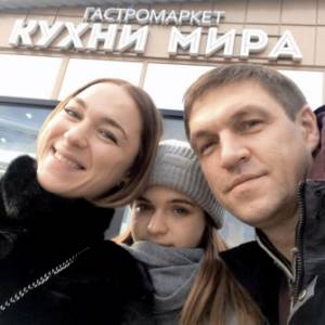 Дмитрий Орлов со своей Натальей Бражник и дочкой от Пеговой Таней (в центре)