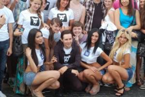 Durov with girls on Palace Square