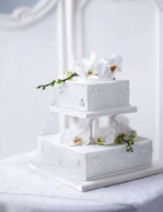Нежные свадебные торты 2019-2020 с рюшами и ажуром.