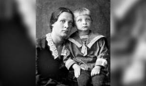 Eduard Khil with his mother