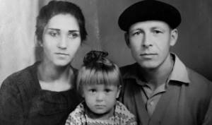 Elena Mayorova in childhood with her parents
