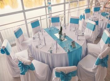 If it is not possible to buy nautical tablecloths, you can simply decorate the tables with a fabric strip