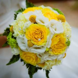 eustomas and roses in the bride&#39;s bouquet