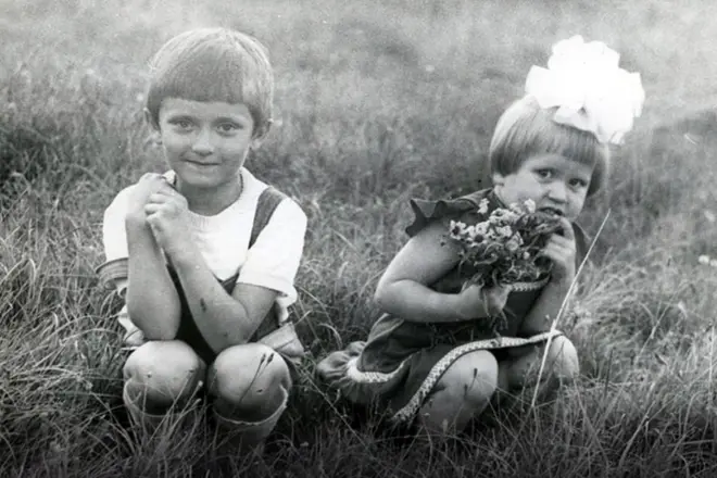Evgenia Vasilyeva in childhood (right)