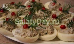 Stuffed eggs with cheese and walnuts