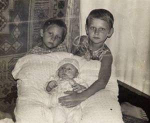 Федор Емельяненко с двумя младшими братьями