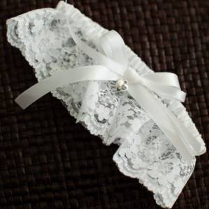 photo of the bride&#39;s white garter