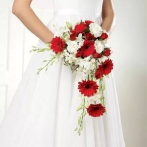 photo of the bride with a bouquet of gerberas