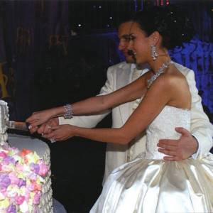 Фото российской звезды Алсу в свадебном платье