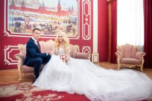 photo session in the waiting room before the official registration of marriage