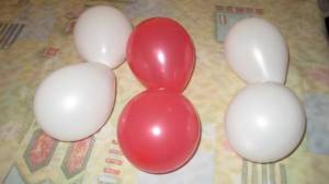 DIY balloon garland - tie the balloons in pairs