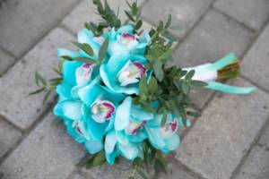 Голубой букет с орхидеями