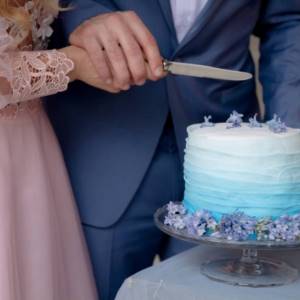 blue and pink colors in wedding decoration