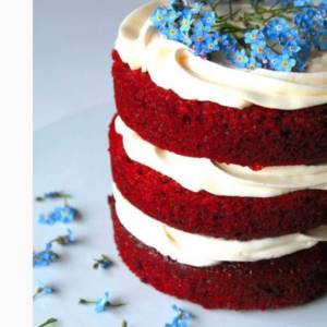 голубые цветы на красном свадебном торте
