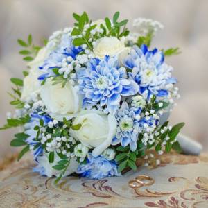 blue chiraznthemums and roses in a bouquet for a wedding