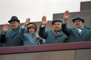Gorbachev and Yeltsin on the podium of the mausoleum