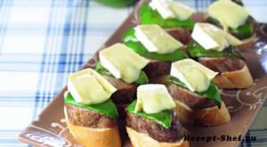 Hot canapes of pork tenderloin with brie cheese