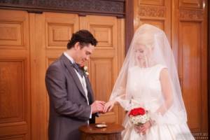 Griboedovsky registry office photo: exchange of rings between the bride and groom