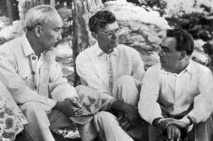 Хо Ши Мин, Михаил Суслов и Леонид Брежнев на отдыхе в Крыму. 1959 год