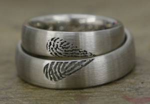 Idea for engraving fashionable wedding rings