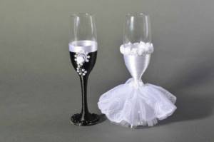 idea for a beautiful decorative decoration for wedding glasses