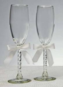 idea for an unusual decoration design for wedding glasses