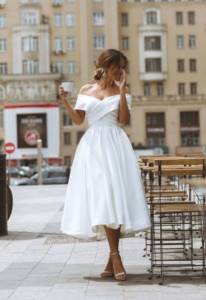 Интересное свадебное платье длины миди