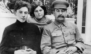 Иосиф Сталин с сыном Василием и дочкой Светланой