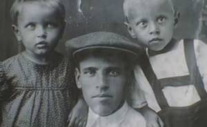 Иван Тютин, отец Валентины Матвиенко (на фото: со старшими детьми)