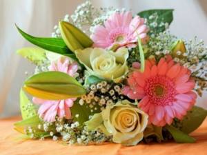 Из гербер и других цветов можно скомпоновать изысканный букет невесты