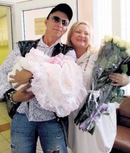 PERMYAKOVA and her newborn Varvara were picked up from the maternity hospital by her partner in the TV series “Interns,” Ivan OKHLOBYSTIN. Photo from Ivan OKHLOBYSTIN&#39;s Twitter 