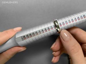 We measure the finger size for a ring with a ring gauge