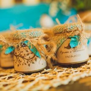 how to beautifully decorate jars of honey for a wedding