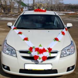 how to attach wedding ribbons to the hood of a car