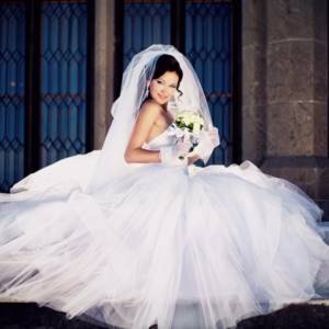 how to choose a hairstyle for a lush wedding dress