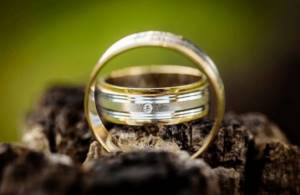 Как правильно носить обручальные кольца: традиции, суеверия, приметы