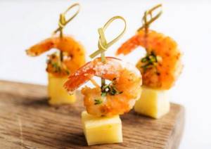 How to make canapés with shrimp skewers at home.