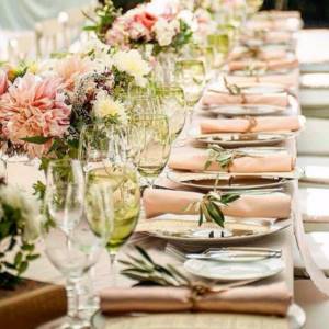 How to set a wedding table at home