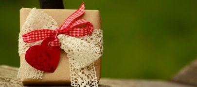 Как удивить молодоженов прикольным подарком на свадьбу?
