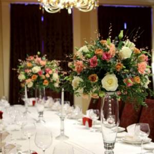 how to decorate an apartment for a wedding with fresh flowers