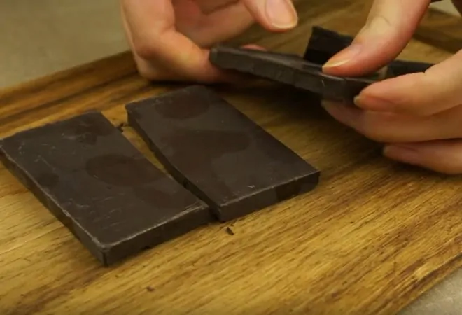 Как украсить торт Сердце шоколадной глазурью
