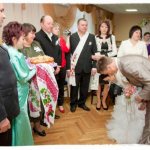 How to greet young parents of the groom? Meeting the newlyweds with a loaf: traditions, customs 