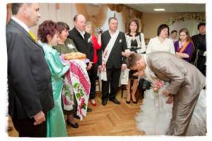 How to greet young parents of the groom? Meeting the newlyweds with a loaf: traditions, customs 