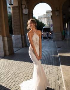 How to choose a wedding dress based on your body type