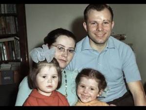 How do the children and grandchildren of Yuri Gagarin live?
