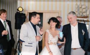 Какие вопросы про жениха и невесту задавать гостям на свадьбе