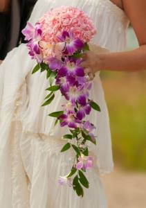 какскадный свадебный букет из орхидей