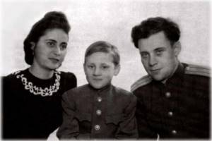 Who was the father of Vladimir Vysotsky? Vladimir Vysotsky - nationality, parents, place of birth? 04 