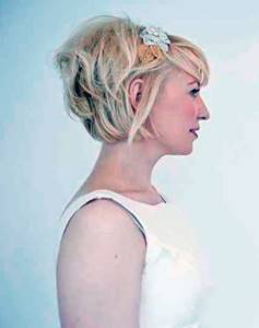 Классическая свадебная прическа на короткие волосы для блондинок с украшением