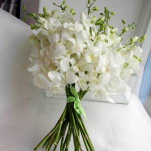 Классический свадебный монобукет из белых орхидей